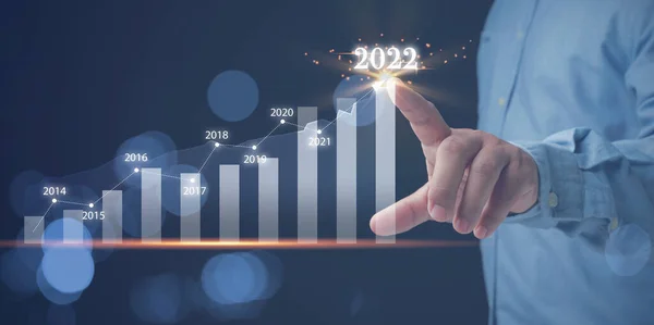 Businessman Menyentuh Layar Pada Tahun Grafik 2022 Analisis Saham Untuk — Stok Foto
