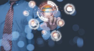 Sunucudaki belge sistemine erişmek için sanal ekrana dokunan adam. Belge yönetim sistemi iş konsepti, belge depolama değişiklikleri, iş yönetimi süreci, iş kavramı, teknoloji.