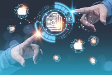 İş adamı sanal ortamda ikona dokunuyor. Belge Yönetim Sistemi. Şirketteki dosya, bilgi ve belgeleri yönetmek için veritabanı ve işlem otomasyonu.