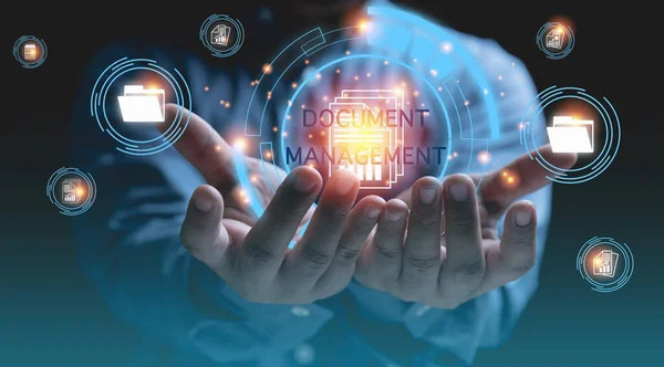 İKİNCİ İdari Sistemler. Teknoloji dijital interneti güvenlik için belge işini çevrim içi tutuyor. Dijital veri tabanlarını, şirket dosyalarını ve bilgileri elinde tutan iş adamı. 