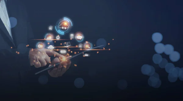 Bir tablet bulut bilgisayarına dokunan işadamı ve bilgi ve verilere erişim sağlayan iş ikonu küresel bağlantı, yenilik ve teknoloji.