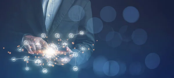 Bir tablet bulut bilgisayarına dokunan işadamı ve bilgi ve verilere erişim sağlayan iş ikonu küresel bağlantı, yenilik ve teknoloji.