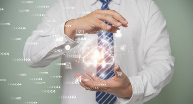 Sanal dünyayı yapay zeka ile elinde tutan iş adamı, bilgi ve verilere erişim sağlamak için dijital bulut hesaplama, küresel bağlantı, yenilik ve teknoloji.