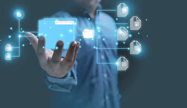 İKİNCİ İdari Sistemler. Teknoloji dijital interneti güvenlik için belge işini çevrim içi tutuyor. Elinde dijital klasör ve belge simgesi bulunan işadamı şirket dosyaları ve elde bulunan bilgiler. 