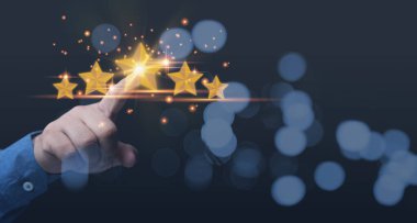 Müşteri memnuniyeti değerlendirmesi. Hizmet işi, değerlendirme, tatmin, müşteri kabulü. İş adamı yıldız puanında el ele tutuşuyor. 5 yıldız en yüksek memnuniyeti gösteriyor..