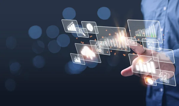 Muhasebe, finans, hisse senedi ticareti, iş büyüme grafikleri, yatırım analizleri ve borsa analiz kavramı. İş adamı iş büyüme grafiği ve pazar analizine değindi.