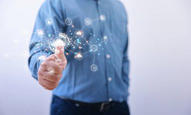 Koruma veritabanı, iş, internet dijital ağı, teknoloji konsepti. İş adamı ağ ve veri bilgi işiyle simge bulut hesaplamasına dokunuyor. 