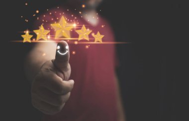 Müşteri, iş sıralamasında itibar getiren hizmetleri değerlendirebilir. Müşteri değerlendirmesi anketi, memnuniyet sıralaması yüksek. Bir erkek çevrimiçi başvuruda hizmet deneyimine derecelendirme verir.