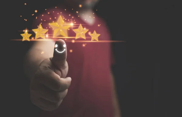 Müşteri, iş sıralamasında itibar getiren hizmetleri değerlendirebilir. Müşteri değerlendirmesi anketi, memnuniyet sıralaması yüksek. Bir erkek çevrimiçi başvuruda hizmet deneyimine derecelendirme verir.