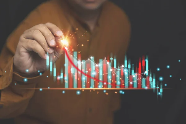 Borsa, Yatırım, Strateji Planlama. Geleceğe yönelik kar amaçlı iş yatırımları. İşadamı iş büyüme grafiği ve borsa stratejisi planlamasına sanal ekran işaret ediyor. 