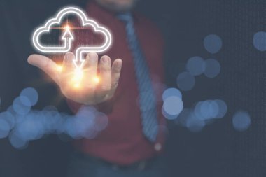 Bilgi yükleme ve indirme uygulaması için sanal bulut hesaplama simgesine sahip bir işadamı. Teknoloji işi dönüşüm verileri ve bağlantı bağlantısı kavramı.