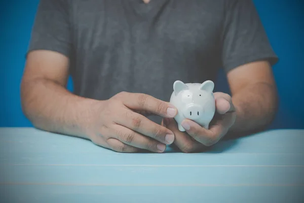 Homem Segurando Porco Branco Porquinho Banco Mão Para Economizar Dinheiro — Fotografia de Stock