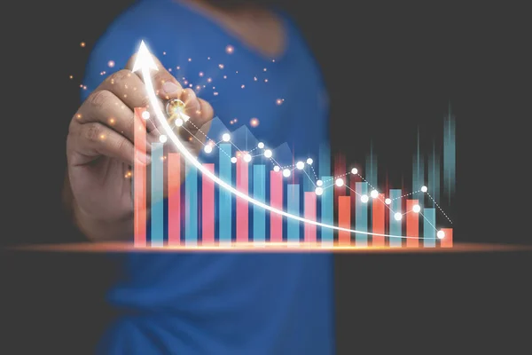 İş büyüme grafikleri, finans, hisse senedi ticareti, yatırım analizi ve borsa analiz kavramı. Bir adam daha yüksek iş büyüme grafiği için kalem noktası kullanır, kopyalama alanı ile pazar analizi.