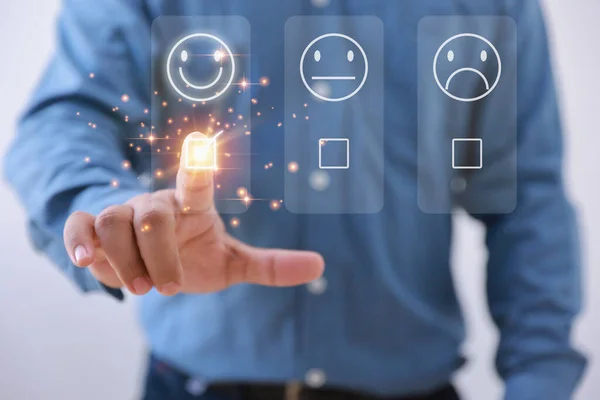 Pengusaha Menyentuh Layar Virtual Pada Ikon Wajah Tersenyum Bahagia Pelanggan — Stok Foto