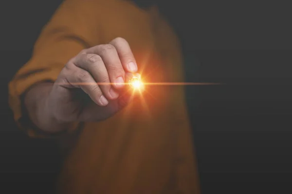 Geschäftsmann Verwendet Einen Stift Der Auf Den Virtuellen Bildschirm Mit — Stockfoto