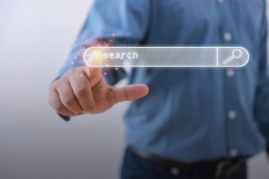 İş adamı Sanal Ekrandaki Çubuğa dokunarak kopya alanı olan bilgi için arama web sitesine girdi. Veri Arama Teknolojisi Arama Motoru optimizasyonu. Web sitenizde Arama konsolu kullan. 
