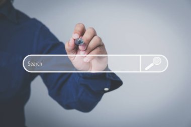 İş adamı sanal ekranlara kalem ile dokunuyor. Arama ikonu olan bir iş sitesi bulmak için. Arama motoru optimizasyonu veya SEO. İnternet bağlantısı ile bir web sitesi bulmak.