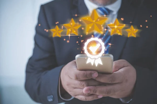Pengusaha Yang Menggunakan Smartphone Memberikan Rating Bintang Konsep Pelayanan Pelanggan — Stok Foto