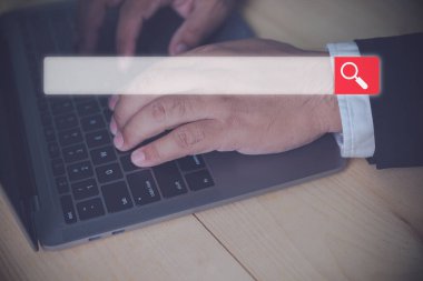 Veri arama teknolojisi Arama Motoru Optimizasyonu (SEO). Web sitenizde aramayı kullanın. Dizüstü bilgisayar kullanan bir işadamı, arama sitesinde bilgi için boş bir arama çubuğu bulur..