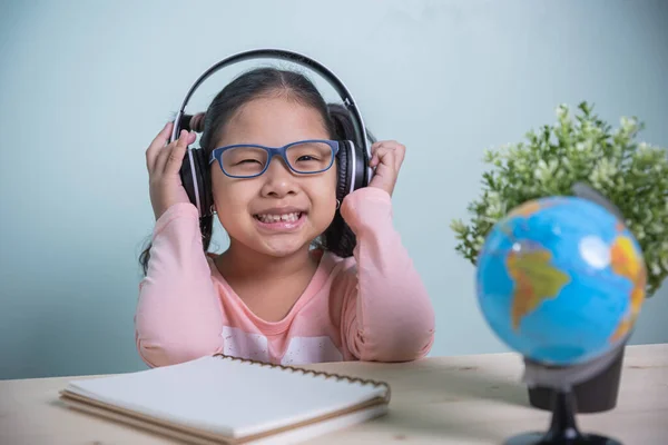 Koncepce Učení Online Sociální Vzdálenosti Studentské Asijské Dívky Nosí Brýle — Stock fotografie