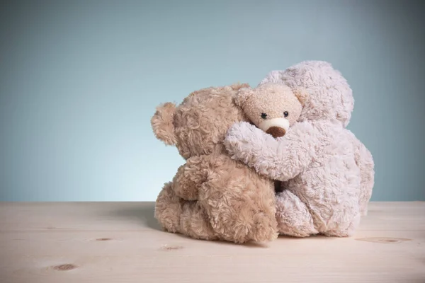 Abrazo Familiar Feliz Osos Peluche Marrón Sentados Abrazados Muestran Amor —  Fotos de Stock