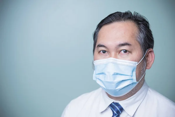 셔츠에 넥타이를 의학용 마스크를 아시아 사업가는 코로나 바이러스를 공간으로 카메라를 — 스톡 사진