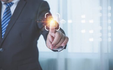 İşadamı yöneticisi, yönetim konsepti için sanal ekrana dokunuyor. Belge yönetim sistemi (DMS). Çevrimiçi belgelerin yönetimi ve dijital dosya depolama sistemi veya yazılımı.