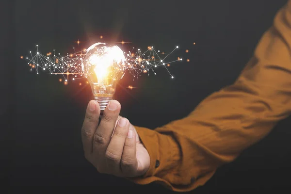Ide Ide Kreatif Dengan Bola Lampu Bersinar Berkilau Pengusaha Memegang — Stok Foto