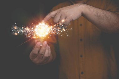 Elinde ampul tutan bir iş adamı, ağ bağlantısı olan bir dişli ve beyin ikonu yaratıcılığı fikirleriyle parıldıyor. İnternetten ilham veren yaratıcı fikirler. Yenilik, ilham verici, yaratıcı konsept.