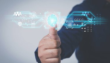Kişisel veritabanının siber güvenlik sistemi ve şirket güvenliği. İşadamı parmak izini kullanarak giriş kişisel veritabanı işleme biyometrik tanımlaması için parmak izini tarıyor.