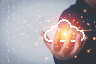 Sanal bulut tutan bir iş adamı veri aktarmak ve veri tabanı şirketini kopyalamak ya da indirmek için bilgisayar kullanıyor. Teknoloji dönüşüm veritabanı kavramı.