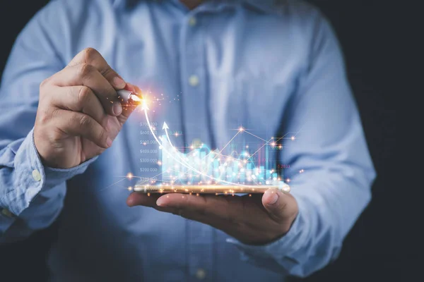 İşadamı, şirket işletmelerinin büyüme grafiğini analiz etmek için grafik büyüme noktasını kullanıyor. Finansal, Yatırım, hisse senetleri ve iş konseptleri. Geleceğe yatırım stratejisi.