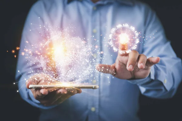 Dünya Sanal 'ı ile akıllı telefonu elinde tutan bir iş adamı ve şebeke hattı. Güvenlik siberi için biyometrik kodları tara. Teknoloji biyometrik parmak izi tarama şifresi, güvenlik konsepti.