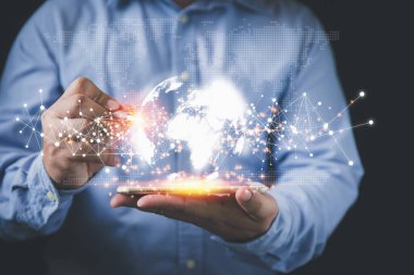 Dünya sanal ve internet dijital ağ teknolojisine sahip akıllı telefonu elinde tutan ve dünyayı gösteren bir kalem kullanan bir iş adamı. Sınırsız internet teknolojisi kullanılarak iletişim.