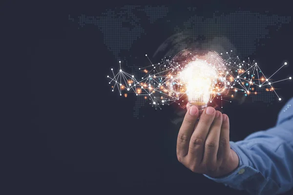 İnovasyon fikirleri ve ilham ve bulut hesaplama kavramı ile veri yüklemek veya yüklemek. İş dünyasının veri tabanını indirmek ve yüklemek için bulut hesaplaması yapan bir iş adamı elinde ampul tutuyor.