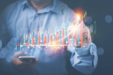 Hisse senedi ve iş konsepti planlama stratejisi. Borsa, finans ve bankacılık ticaretinin analizi. İşadamı kalem dokunmatik sanal ekran ekonomik büyüme grafiği kullandı.