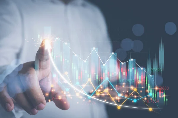 Sanal ekranda iş dünyasının gelişim grafiğine dokunan bir iş adamı. Ticari büyümeyi, yatırımı, mali ve ticari hisseleri kavramsal olarak kabul edin. Bir hisse senedini planlama, analiz ve strateji ticareti..
