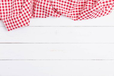 Restoranların yemek menüsü için zemin. Kırmızı ve beyaz masa örtüsü tahta beyaz zemin üzerinde kopya alanı ile işaretlendi. Üst görünüm, düz uzanma.