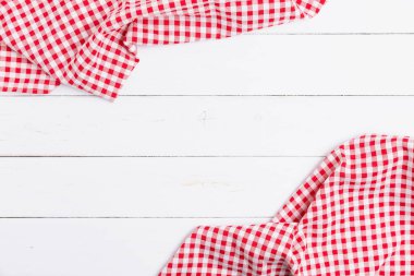 Restoranların yemek menüsü için zemin. Kırmızı ve beyaz masa örtüsü tahta beyaz zemin üzerinde kopya alanı ile işaretlendi. Üst görünüm, düz uzanma.