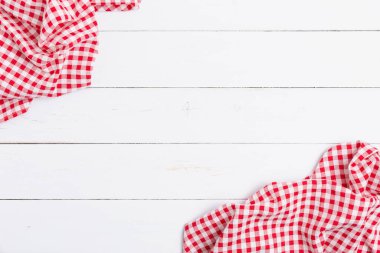 Lokantalara metin menüsü için fotokopi alanı olan düz pamuk. Ahşap beyaz masa üzerinde kırmızı ve beyaz kumaş masa örtüsünün üst görüntüsü. 