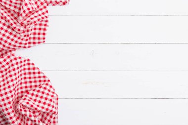 Lokantalara metin menüsü için fotokopi alanı olan düz pamuk. Ahşap beyaz masa üzerinde kırmızı ve beyaz kumaş masa örtüsünün üst görüntüsü. 