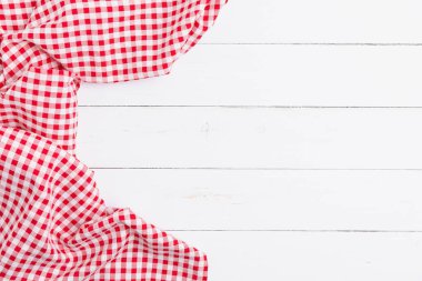 Lokantalara metin menüsü için fotokopi alanı olan düz pamuk. Ahşap beyaz masa üzerinde kırmızı ve beyaz kumaş masa örtüsünün üst görüntüsü. 