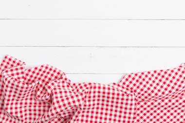 Restoranların yemek menüsü için zemin. Kırmızı ve beyaz masa örtüsü tahta beyaz zemin üzerinde kopya alanı ile işaretlendi. Üst görünüm, düz uzanma.