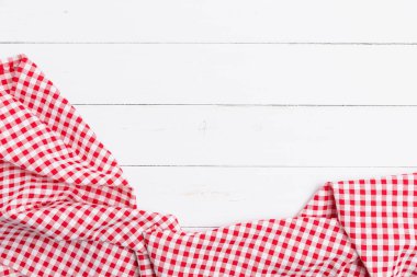 Kırmızı ve beyaz kareli kumaş desenli arka plan. Üst görünüm, düz pamuk kareli.