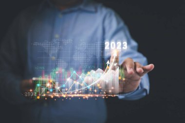 Sanal ekrana dokunan işadamı, 2023 yılına ait yüksek büyüme grafiğini kopyalamak için kopya alanı kullanıyor. Planlama stratejisi ve pazarlama hisselerini analiz etmek. İş, Yatırım ve finansal kavramlar.