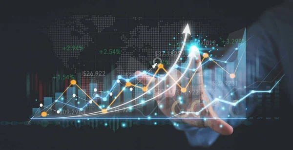 Sanal ekranda oklara dokunan bir adam kopyalama alanı analizi ile kurumsal büyümenin resmini çiziyor ve ticari kazanç hedefleri için yatırımlar planlıyor. İş, Yatırım ve Finans kavramı.