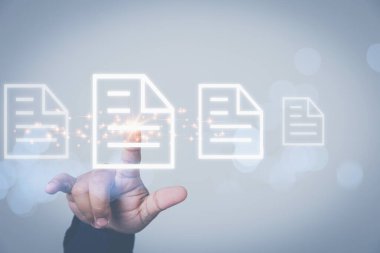 Dijital ortamda fotokopi uzayıyla elektronik dokümanlara dokunan bir adam. Elektronik imzalı teknoloji interneti. Kağıtsız ofis, iş sözleşmesi konsepti.