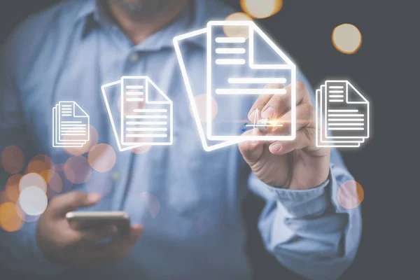 İşadamı imzalamak için bir kalem ve dijital ortamda fotokopi alanı olan elektronik belgeler kullanıyor. Teknoloji Elektronik imzası belge kavramında. Elektronik imzalı teknoloji interneti.