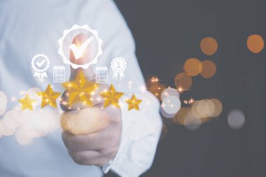 İşadamı, beş yıldızlı memnuniyet için mükemmel hizmet sunan geri bildirim değerlendirmesi için müşteri başparmağını gösterdi. Popüler servise derecelendiriyorum. Müşteri hizmetleri değerlendirmesi ve memnuniyet kavramı.