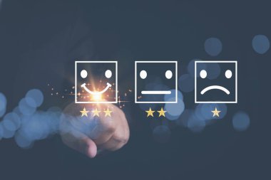 Müşteri hizmetleri değerlendirmesi ve tatmin konsepti. Sanal ekrana dokunan bir adam sanal dokunmatik ekranda tatmin olmuş bir gülümseme ile yüz ifadelerine basıyor.. 